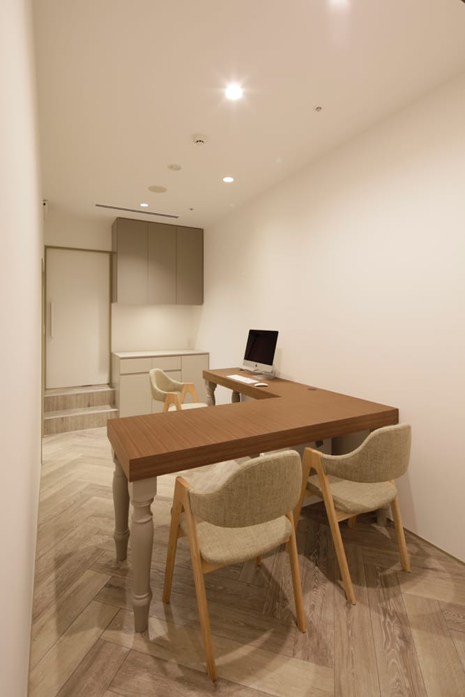 落ち着いた印象のカウンセリングルーム