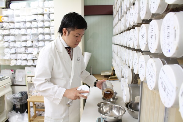 たくさんの漢方薬から最適なものを調合していきます。