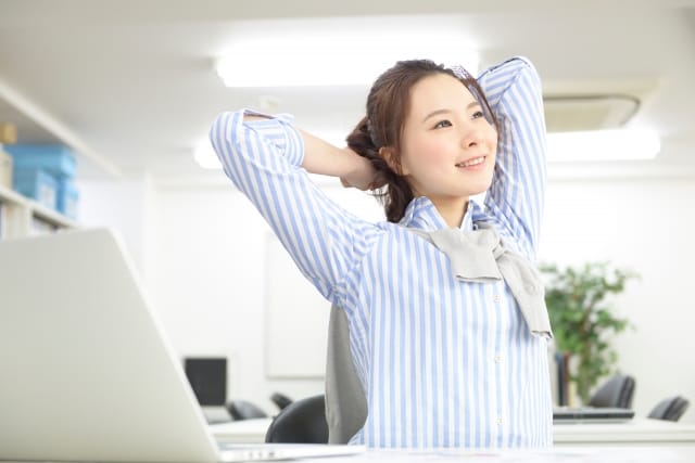 伸びをする女性