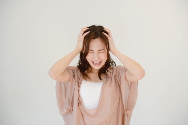 イライラしている女性