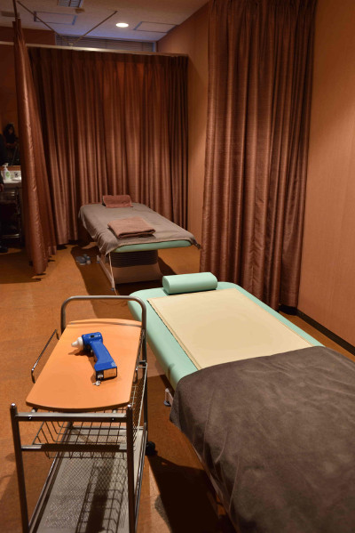 6Fでは、レーザー・鍼灸治療など、統合医療が行われる