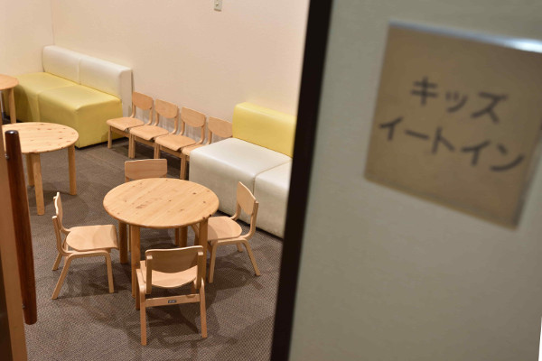 お子さんとともに受診する患者さんのための専用フロアには、「キッズ イートイン」が設置されている