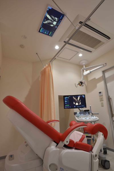 小さなお子さんを抱えたままでも確認できるように、頭上にもモニターが設置されている