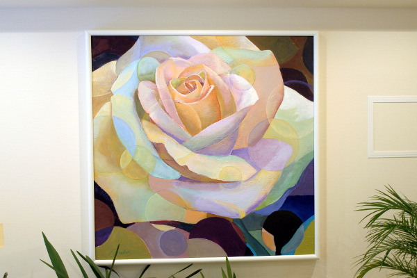 待合室に飾られた大きなバラの絵。先生のお母様による作品。
