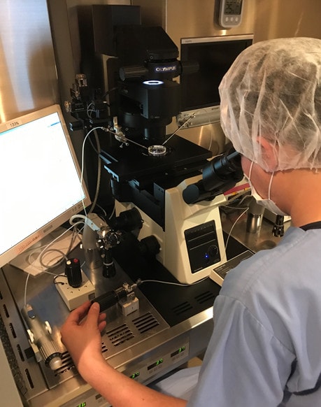 胚培養士による顕微授精